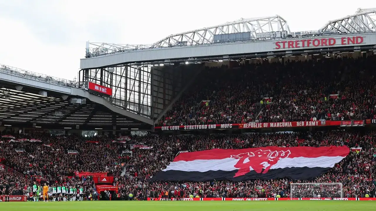 تفاوض سري يمنح مانشستر يونايتد فرصة ضم قائد سبورتنج بسعر مخفض